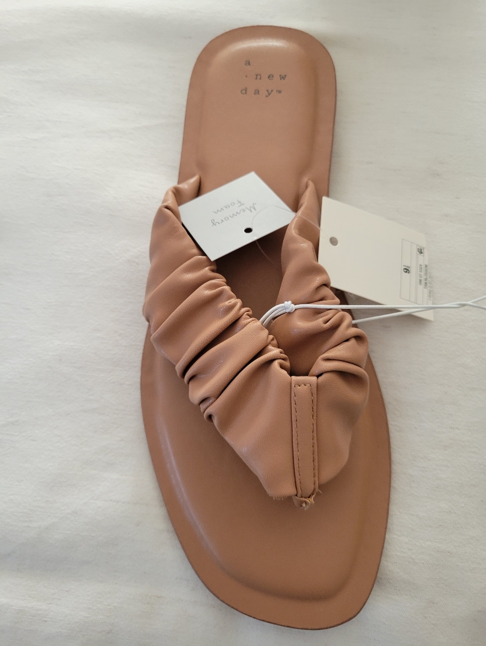 a new day Ruched Toe-Loop Sandal in Taupe 9.5 - Picture 2 of 6